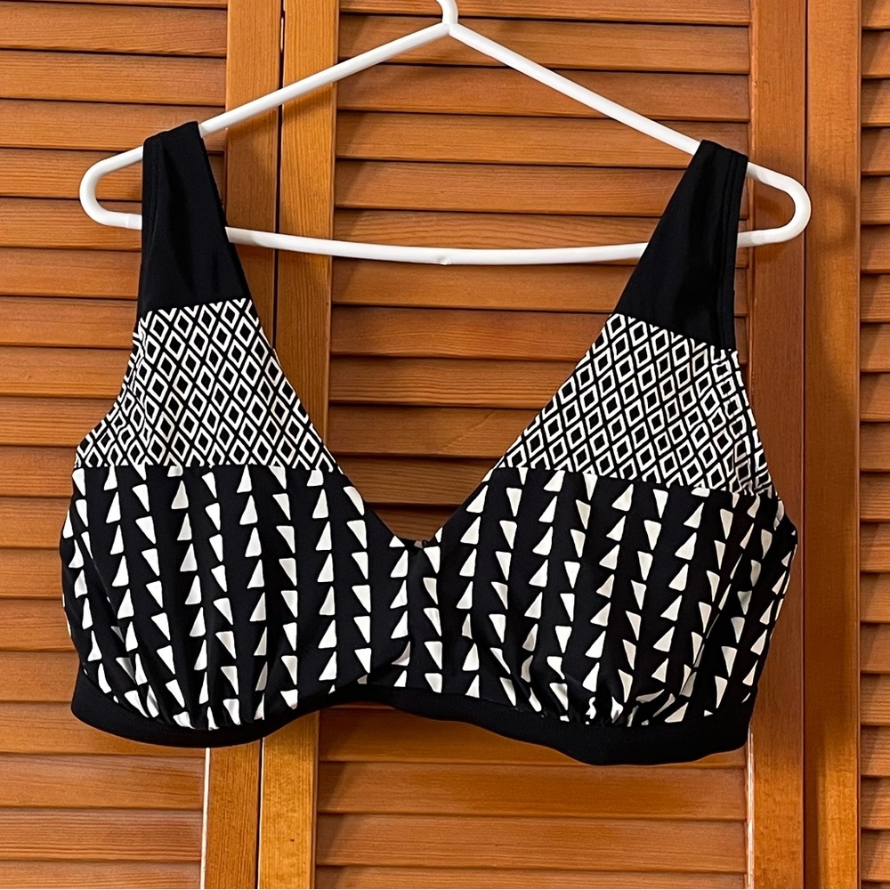 Lands end bikini top, with underwire. Size 14 D.
